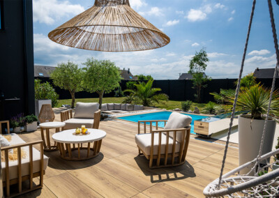 DreamHomeFamily6 Espace lounge moderne donnant sur une piscine partiellement couverte par une Coverseal, ambiance chaleureuse et conviviale.