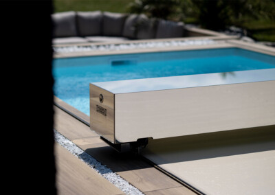 DreamHomeFamily7 Détail de l'habillage effet miroir Coverseal avec logo gravé, symbole de qualité et de finition premium.