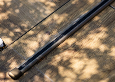 DreamHomeFamily8 Rail de la Coverseal parfaitement intégré dans le revêtement bois de la terrasse, pour une esthétique discrète et élégante.