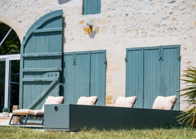 Sequoia7 Gros plan sur le coffre de la Coverseal grise, design et discret, parfaitement intégré dans la terrasse.