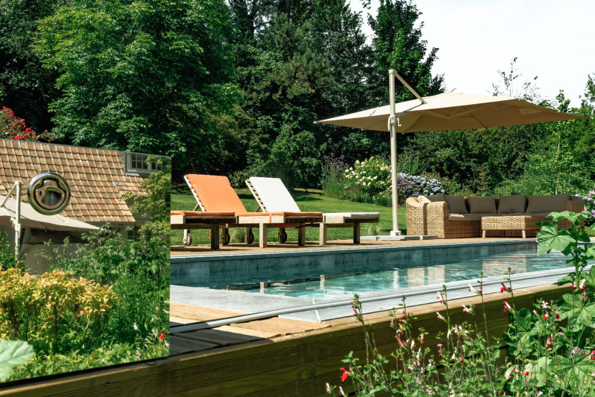 Gros plan sur l'habillage de la Coverseal grise au bord de la piscine, avec en arrière-plan les transats et la maison en pierre.
